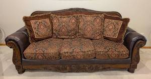 lot 6 image: Ashley Furniture Sofa