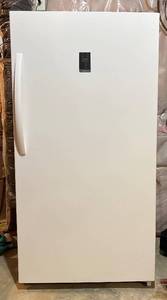 lot 39HH image: Insignia NS-UZ17WH0 Refrigerator, White - 115V, 320W Defrost