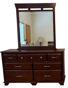 lot 49HH image: Lovely Bedroom Dresser with Mirror