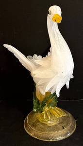 lot 256H image: Vintage Glass Swan Pedestal Figurine