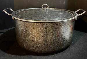 lot 313H image: Aluminum Dutch Oven with Lid - 17.5 in Dia x 8 in H (Extra Large)