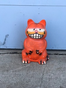 lot 24 image: Large Vintage Chalkware Garfield Bank