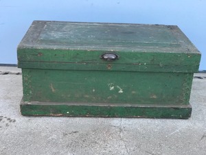 lot 21 image: Vintage Solid Wood Chest