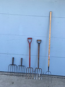 lot 18 image: 3 - Pitch Forks & 2 Pitch Fork Heads