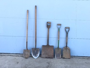 lot 17 image: 5 - Shovels - 3 Flat Nose & 2 Spade