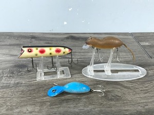 lot 226 image: 3 - Collectible Heddon Fishing Lures - 1 Wooden & 2 Plastic