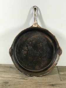 lot 267 image: Vintage Griswold #9 Cast Iron Skillet