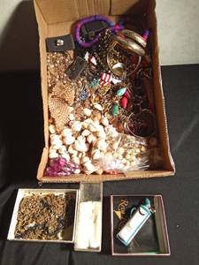 lot 40 image: Flat of jewelry including Sterling silver and Arlo Artwork and Black Hills Gold necklace