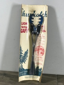 lot 325 image: Vintage Shurkatch Lion Spring Fishing Gaff in Original Package