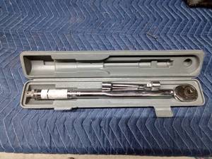 lot 56 image: Ratchet bar with extension and socket