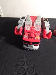 lot 71 image: 2000-2001 Tonka Transformer Rescue Roy Red fire truck - WORKS