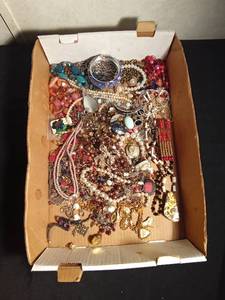 lot 72 image: Flat of jewelry