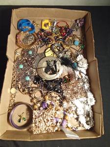 lot 74 image: Flat of jewelry