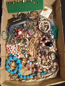 lot 76 image: Flat of jewelry