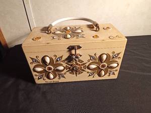 lot 77 image: A 1960s wooden box handbag designed by Enid Collins of Texas