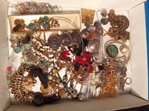 lot 81 image: Flat of jewelry