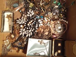 lot 85 image: Flat of jewelry