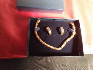 lot 87 image: Necklace and earring set