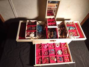 lot 94 image: Vintage jewelry box full of jewelry