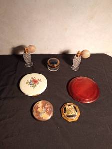 lot 95 image: Vintage powder compacts and vintage perfume bottles and jar