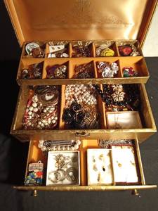 lot 96 image: Vintage jewelry box with key full of jewelry