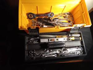 lot 98 image: Rubbermaid toolbox of tools