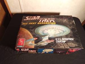 lot 125 image: 1988 Star Trek U.S.S. Enterprise Starship detailed plastic model kit