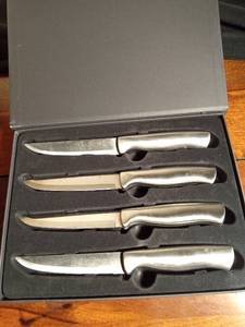lot 130 image: Ducks Unlimited 4 pc steak knife set in case