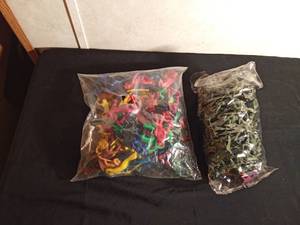 lot 144 image: Bag of vintage toy soldiers and a bag of Cowboys and Indians