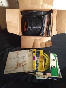 lot 152 image: Box of vinyl 45 records - Some in cardboard sleeves