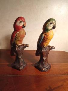 lot 170 image: 2 Chalkware parrots with glass eyes