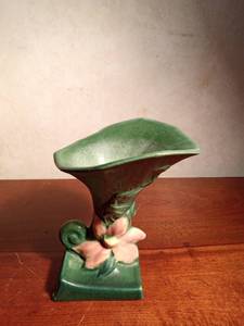 lot 173 image: Roseville Cornucopia vase #190