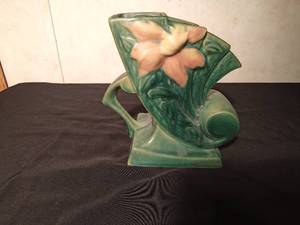 lot 175 image: Roseville Fan vase #193