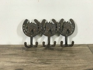 lot 369 image: Cast Iron Key Hook  Coat Hanger with Horses and Horseshoes