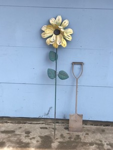 lot 398 image: Metal Lawn Ornaments - Shovel & Sunflower