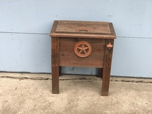 lot 3 image: Vintage Ice Chest