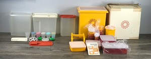 lot 414 image: Lot of Vintage Tupperware - The Tupper Ware in the Front of the box is a set and its never been used (has original box and Manual)