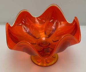 lot 34 image: Mid Century Amberina Dish By Viking Glass