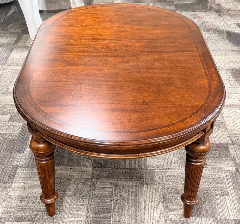 lot 1062 image: Oval Dining Table with Turned Legs - 2 Additional Table Leafs and Table Top Protector&nbsp