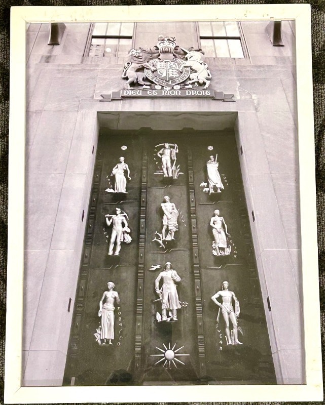 lot 273 image: Door Panel Photograph & Relief Figures Crest - Dieu Et Mon Droit