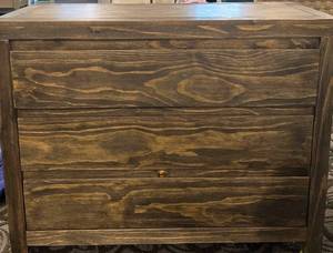 lot 16 image: Crestview Collection - 3-Drawer Dresser CVFVR8408