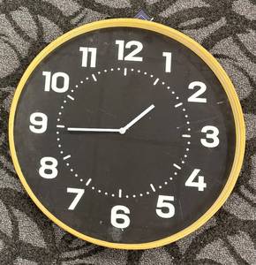 lot 627 image: Charming Clock - 19.5 Inch Diameter Wall Clock
