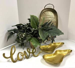 lot 648 image: Bloomingville Dishes & Decor - 9x15 Tray, Heart Bowls & Love Sign