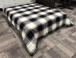 lot 401 image: Queen Duvet & Insert - Plaid Check Pattern