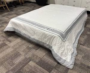 lot 403 image: Comforter - Gray & White King