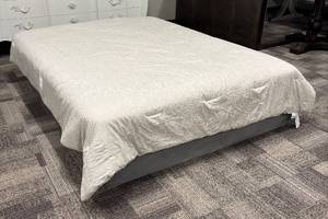 lot 405 image: Monbix Full-Size Comforter - Textured Fabric