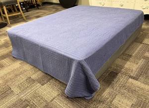 lot 407 image: Room Essentials Twin XL Bedspread