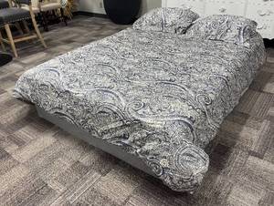 lot 410 image: Harbor House Queen Duvet with Insert & 2 Pillow Shams - Navy Ivory Paisley Pattern