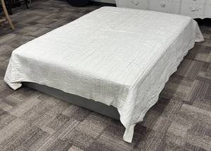 lot 412 image: Threshold Queen Bedspread - White Quilted Coverlet