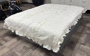 lot 415 image: Simply Shabby Chic Twin Size White Comforter & Ruffled Edge